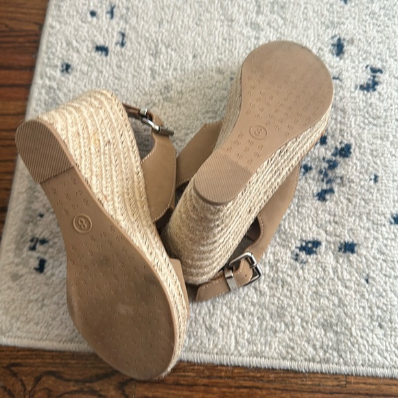 NWOT Dolce Vita Wedge Tan Faux Suede Sandals Size 8 - Picture 3 of 3